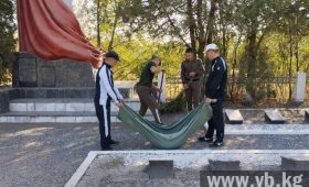 Военнослужащие провели субботник на братском кладбище “Кызыл-Аскер”