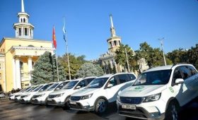 В Бишкеке презентовали первую партию муниципального “Эко такси”