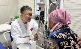Офтальмологи из Китая проводят бесплатные операции по удалению катаракты