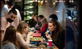 Мостуризм заявил о росте посещаемости ресторанов более чем на треть