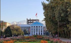 Многоэтажка портит узнаваемый вид здания мэрии Бишкека. Что построят