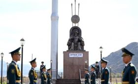 Президент Садыр Жапаров в Кочкорском районе открыл памятник Ормон Хану