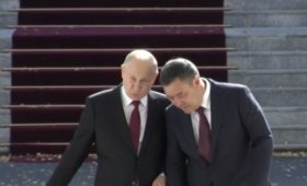 Владимир Путин и Садыр Жапаров проводят заседание в узком формате