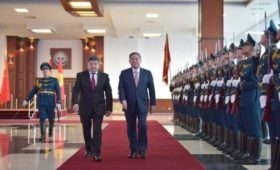 Премьер Госсовета Китая Ли Цян прибыл в Кыргызстан