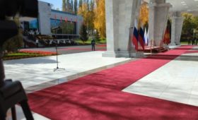 В «Ала-Арче» готовятся к официальной церемонии встречи президентов Жапарова и Путина