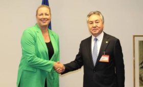 Министр иностранных дел Кыргызстана встретился с Еврокомиссаром по международному партнерству