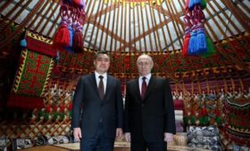 Фото – Жапаров и Путин в кыргызской национальной юрте