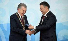 Президента Узбекистана Мирзиеева наградили Почетным знаком СНГ