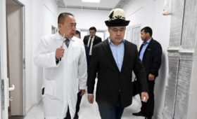 Президент ознакомился с ходом строительства нового корпуса Жалал-Абадской областной больницы