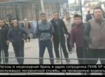 В Сузаке участник массовой драки и члены его семьи напали на сотрудника ГКНБ. Видео