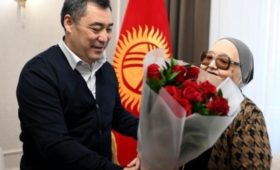 Садыр Жапаров вручил дочери Исхака Раззакова кыргызстанский паспорт