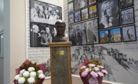 В Бишкеке  установили бюст Расула Гамзатова в честь 100-летия поэта