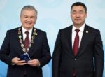 Фото — Садыр Жапаров вручил Шавкату Мирзиёеву Почетный знак СНГ