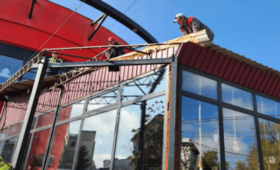 В центре Бишкека сносят турецкое кафе. Расширяют тротуар