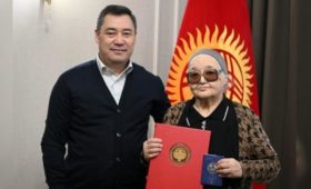 Садыр Жапаров вручил  дочери Исхака Раззакова кыргызский паспорт и подарил квартиру в Бишкеке