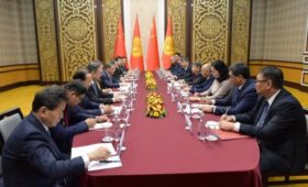 Акылбек Жапаров провел встречу с Премьером Госсовета Китая Ли Цяном