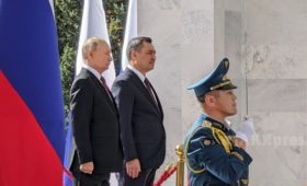 Президент Садыр Жапаров встретил Владимира Путина в госрезиденции «Ала-Арча»