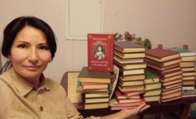 Жительница российского города Королева собирает книги для библиотеки Таласа