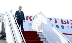 Президент Жапаров вылетел в Беларусь. Кто его сопровождает?