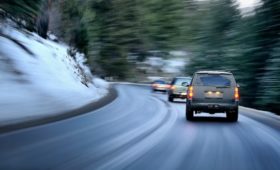 Зимние трассы: в РФ появится ГОСТ с едиными правилами борьбы со скользкими дорогами