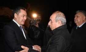 Президент Жапаров прибыл в Азербайджан. Состав делегации