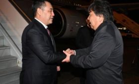 Президент Садыр Жапаров прибыл с рабочим визитом в Париж
