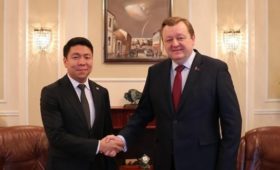 Посол Кыргызстана Султанбаев вручил копии верительных грамот главе МИД Беларуси Алейнику