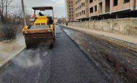 В Бишкеке завершается строительство тротуара на улице Айни