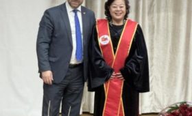 Посол Китая в Кыргызстане стала почетным доктором КРСУ