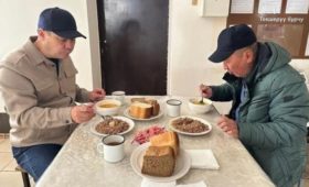 Президент Садыр Жапаров продегустировал солдатскую еду в кой-ташской воинской части