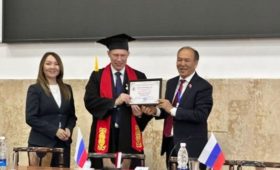 В Бишкеке главу Минздрава России Мурашко наградили званием «Почетный профессор Национального центра кардиологии»