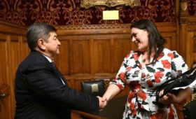 Председатель Кабмина Акылбек Жапаров встретился с депутатами парламента Великобритании
