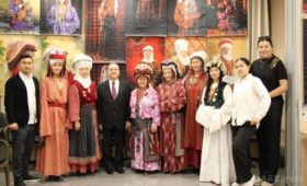 В посольстве Венгрии прошел показ национальных кыргызских элечеков