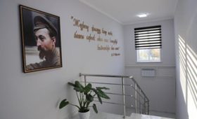 Здание ГКНБ в Панфиловском районе. На стенах портрет Дзержинского и его цитата