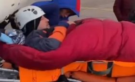 Спасатели МЧС  помогли спуститься пострадавшему туристу с пика Рацека