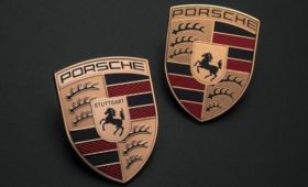 Версии Turbo моделей Porsche получили логотип в новом цвете и другое оформление салона