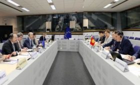 Кыргызстан предложил ЕС упростить визовый режим для граждан КР
