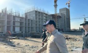 Садыр Жапаров  ознакомился с ходом строительства многоэтажек в Бишкеке