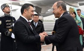 Президент Садыр Жапаров прибыл в Ташкент, его встретил премьер Узбекистана
