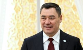 Президент Жапаров вылетел в Узбекистан. Кто его сопровождает?