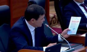 Депутат предложил издавать буклеты о вреде курения вейпов и употребления энергетиков