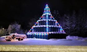 В эстонском городе установили рождественскую елку из туалетов
