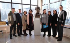 В КГУ имени Ишеналы Арабаева торжественно открыли бюст Чингиза Айтматова