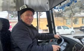 В Баткене  водитель автобуса бесплатно подвозит отличников