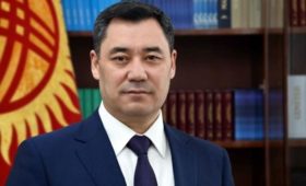 Садыр Жапаров поздравил кыргызстанцев с Днем Государственного гимна