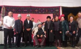 В селе Тилекмат открыли стенд ветерану кыргызского спорта Сабыру Усупову