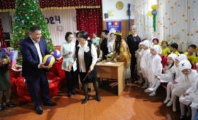 Глава ГКНБ поздравил воспитанников школы-интерната для слабослышащих детей