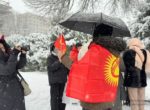 В Бишкеке проходит акция против изменения государственного флага