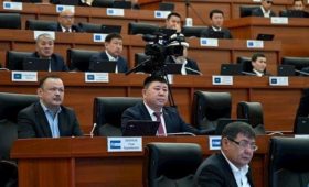 Жогорку Кенеш одобрил изменение флага Кыргызстана