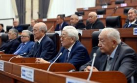 Депутатам XII созыва Верховного Совета Киргизской ССР вручили юбилейные медали в честь 30-летия Конституции